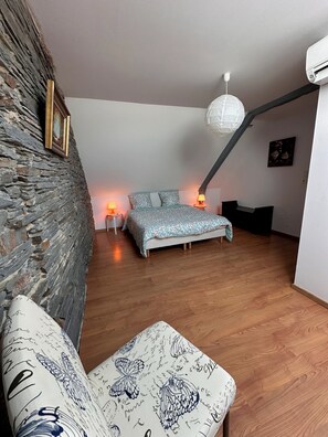 3 Schlafzimmer, Schreibtisch, Bügeleisen/Bügelbrett, Reisekinderbett