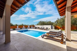 Unclassified image, 2 of 42, button