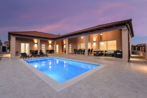 Unclassified image, 5 of 42, button