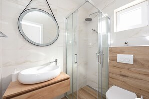 Dusche, Haartrockner, Handtücher
