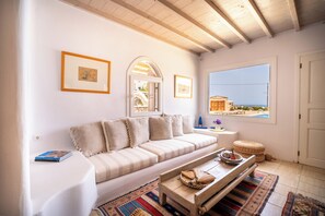 Villa | Área de sala de estar | Televisión de 30 pulgadas con canales digitales y chimenea