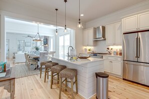 Réfrigérateur, four à micro-ondes, lave-vaisselle, cafetière-théière