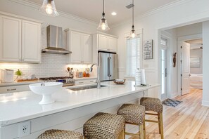 Réfrigérateur, four à micro-ondes, lave-vaisselle, cafetière-théière