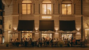 A historic building with the name "Marthof" and "Bohemia" signs, featuring outdoor seating with umbrellas and a crowd of people. - Hotel Märthof Basel (Basel)