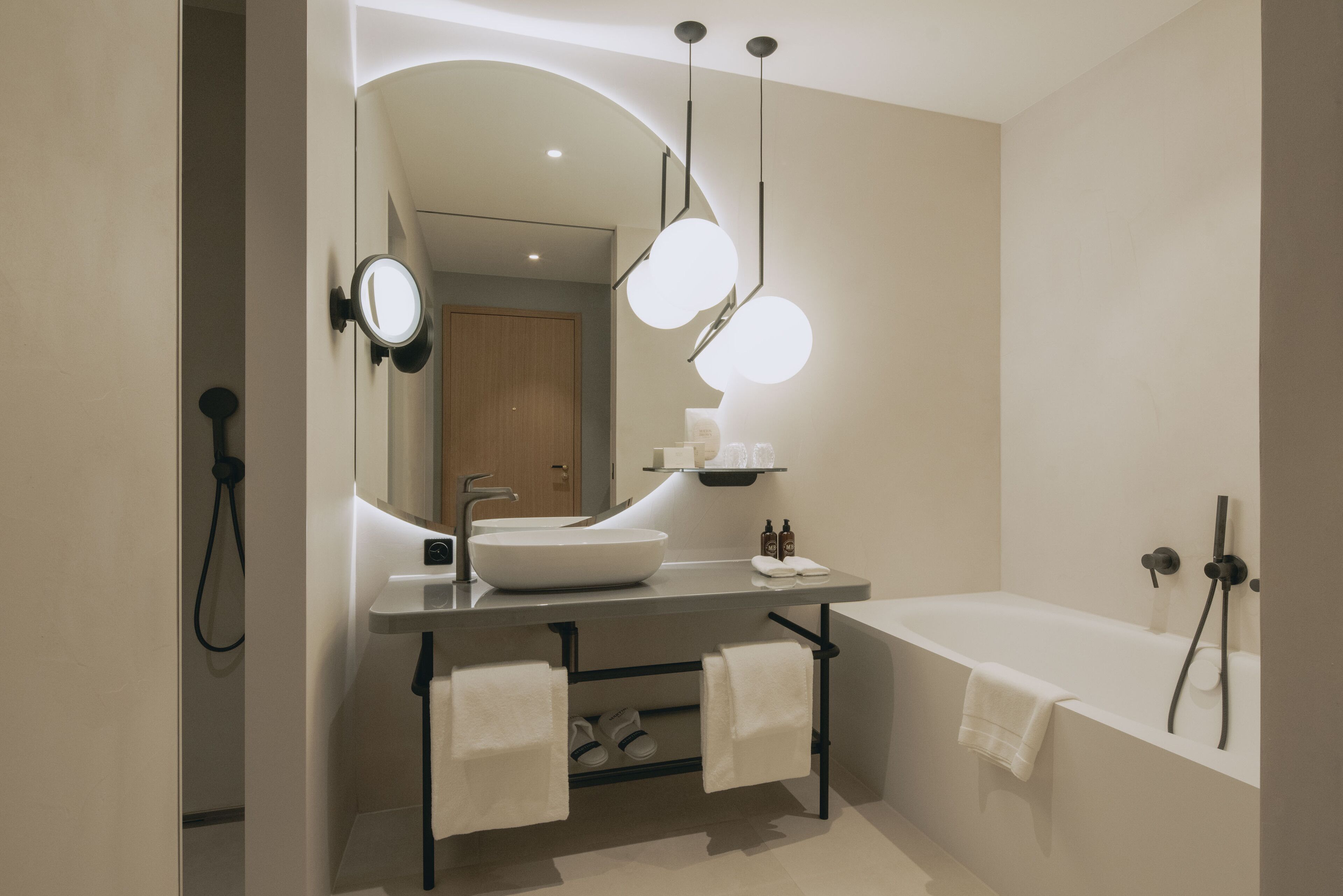 deluxe room | bathroom | free toiletries, hair dryer, bathrobes, slippers