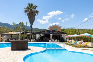 Piscine extérieure (ouverte en saison)