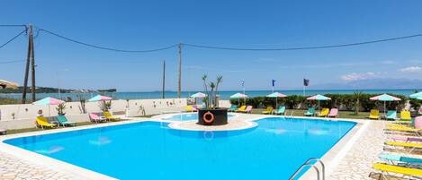 Una piscina al aire libre de temporada