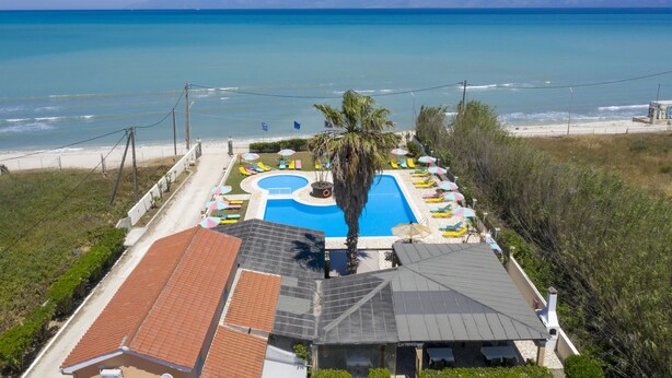 A resort with a swimming pool, beach view, and palm trees. - Villa Amorossa with Garden View & Shared Pool by Konnect, Roda Corfu (Corfu)