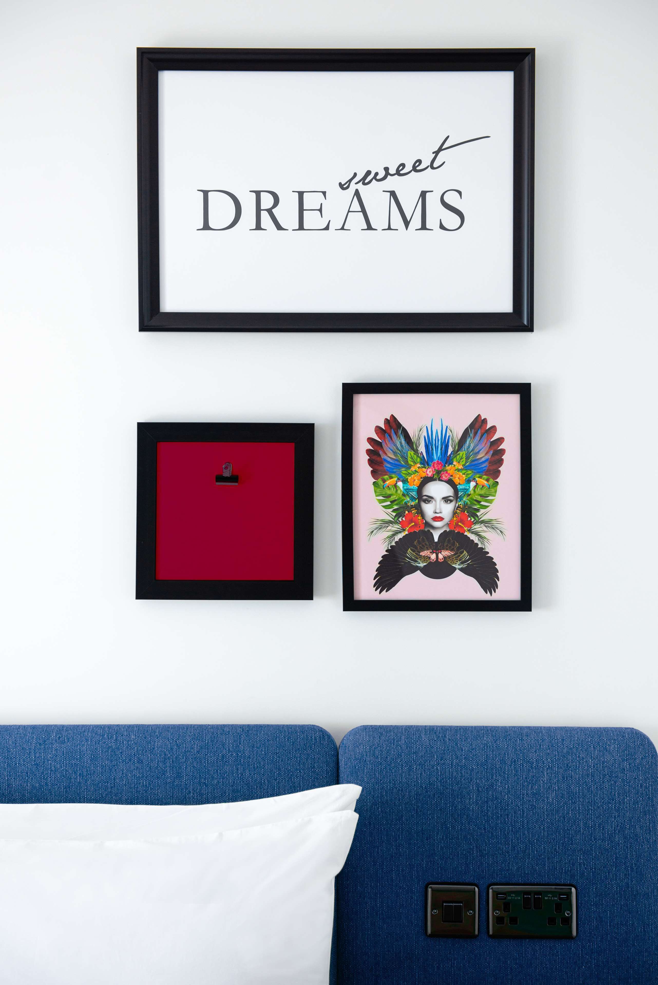 Una obra de arte enmarco con el texto "sweet DREAMS" y otra con un diseño colorido.