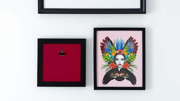 Una obra de arte enmarco con el texto "sweet DREAMS" y otra con un diseño colorido.