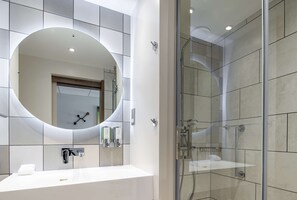 Bathroom shower - Hampton by Hilton High Wycombe (High Wycombe)