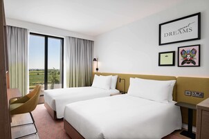 Δίκλινο Δωμάτιο (Twin), 2 Μονά Κρεβάτια | Χρηματοκιβώτιο στο δωμάτιο, γραφείο, χώρος εργασίας για λάπτοπ 