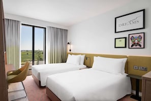 Habitación con 2 camas individuales, 2 camas individuales | Caja fuerte, escritorio, espacio para trabajar con un portátil