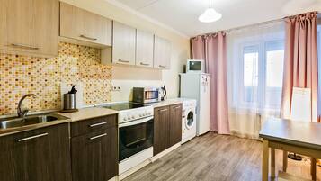 Apartment | Eigene Küche | Großer Kühlschrank, Mikrowelle, Ofen, Herdplatte