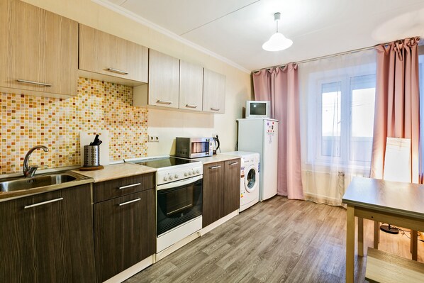 Apartment | Eigene Küche | Großer Kühlschrank, Mikrowelle, Ofen, Herdplatte