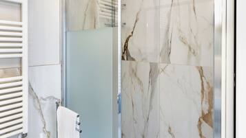 Dusche, Haartrockner, Bidet, Handtücher