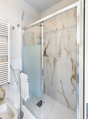 Bruser, hårtørrer, bidet, håndklæder