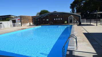 Een binnenzwembad en een buitenzwembad