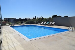 من حمّامات السباحة المغطاة، حمّام سباحة خارجي