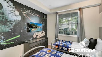 2 habitaciones, escritorio y tabla de planchar con plancha