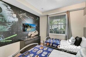 2 Schlafzimmer, Schreibtisch, Bügeleisen/Bügelbrett, Reisekinderbett