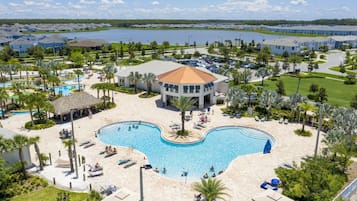 Un complexe hôtelier doté d’une grande piscine centrale, de plusieurs petites piscines et d’une plage.