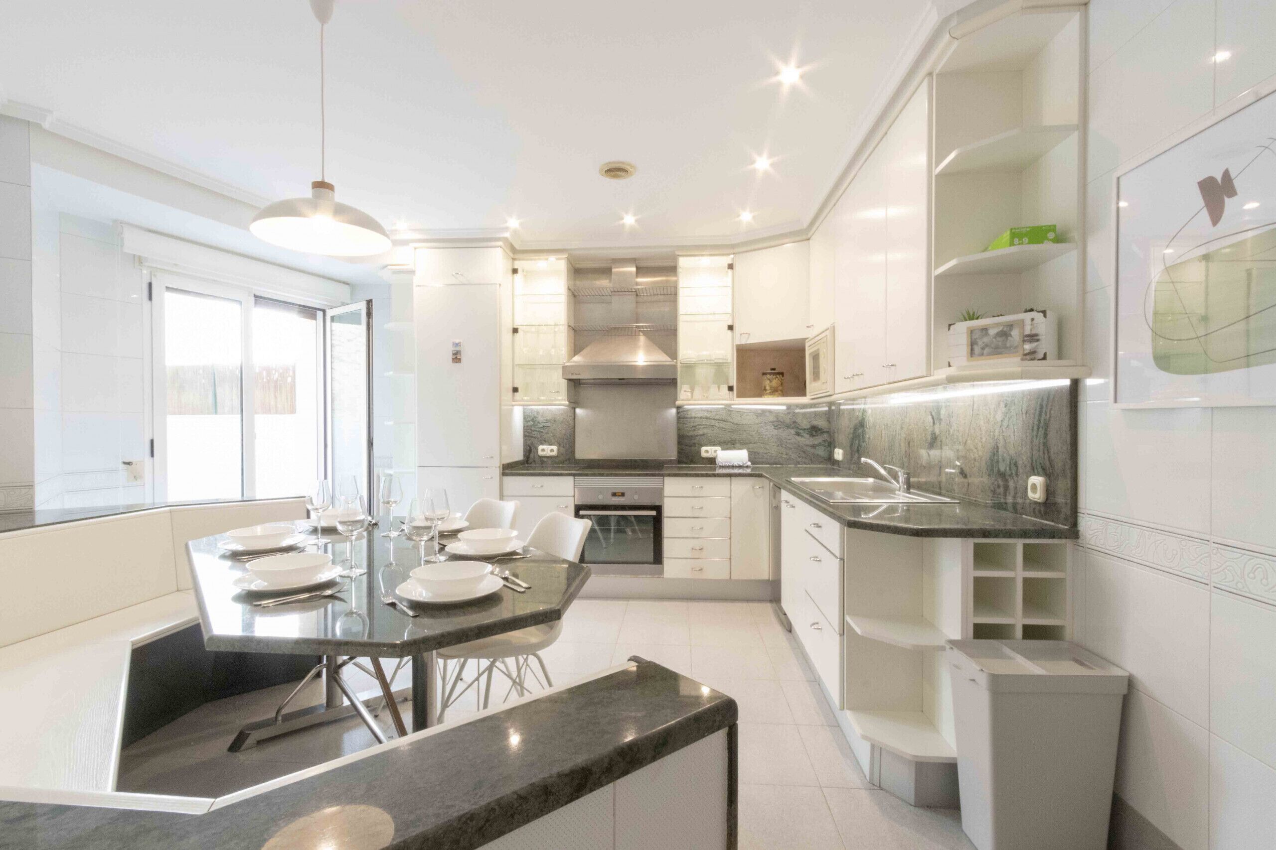 Kjøleskap, mikrobølgeovn, ovn og oppvaskmaskin