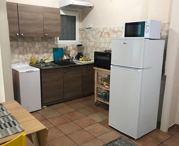 City Apartment | Private kitchen | Fridge, microwave, stovetop, cookware/dishes/utensils