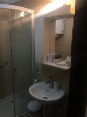Shower, hair dryer, towels, soap - Sunny Hill Apartments Vila Yeti (Копаоник)