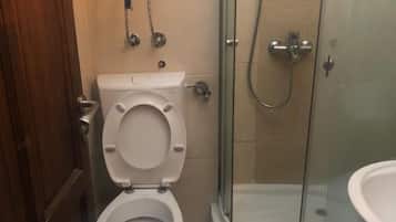 Suihku, hiustenkuivaaja, pyyhkeet, saippua