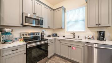 Fridge, oven, stovetop, dishwasher