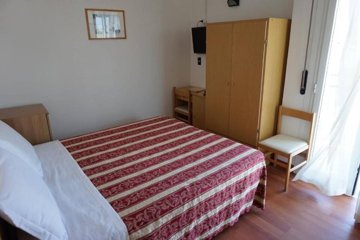 Comfort Double Room Single Use | In-room safe, desk, free cots/infant beds, free WiFi