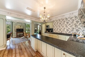 Een koelkast, een microgolfoven, een vaatwasser