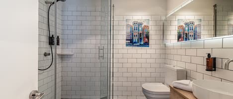 Douche, sèche-cheveux, serviettes fournies