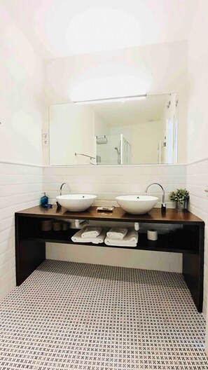 Een douche, een haardroger, handdoeken