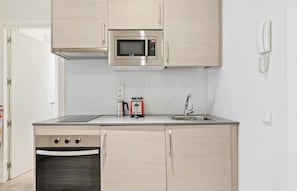 Fridge, microwave, oven, coffee/tea maker
