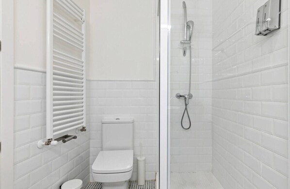 Een douche, een haardroger, handdoeken