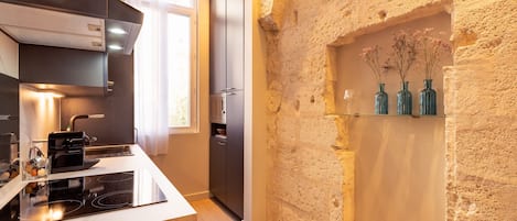 Kühlschrank, Mikrowelle, Ofen, Herdplatte
