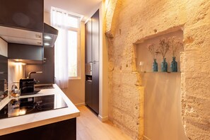 Fridge, microwave, oven, stovetop - La Suite N°3 Appt N°II Elégant au center Historique 2 Ch 2 Sdb Clim (Avignon)