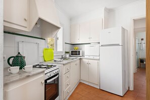 Geladeira, micro-ondas, fogão, cooktop