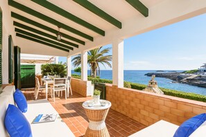 Outdoor dining - Sea Breeze-First line of the sea in Cala Torret (San Luis)