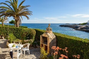 Outdoor dining - Sea Breeze-First line of the sea in Cala Torret (San Luis)