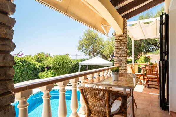 屋外ダイニングエリア