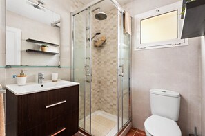 Suihku, hiustenkuivaaja, pyyhkeet