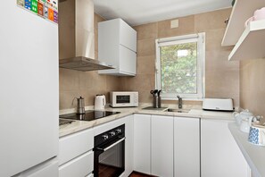 冷蔵庫、電子レンジ、オーブン、食器洗い機