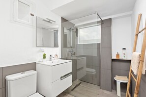 Een douche, een haardroger, handdoeken