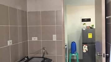 Ensemble douche/baignoire, savon, papier toilette