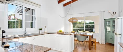 Kühlschrank, Mikrowelle, Ofen, Geschirrspüler