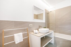 Baignoire, sèche-cheveux, serviettes fournies