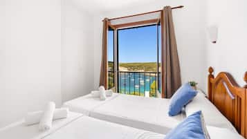 4 slaapkamers, een strijkplank/strijkijzer, gratis wifi, beddengoed